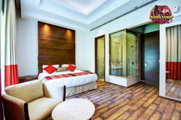 Escorts Service Near Hotel La Sagrita
